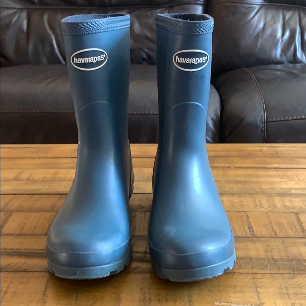 Havaianas rain boots.